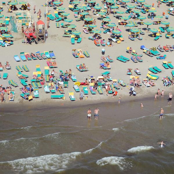 Napoli, rissa a Varcaturo: due donne litigano per un lettino in spiaggia | VIDEO