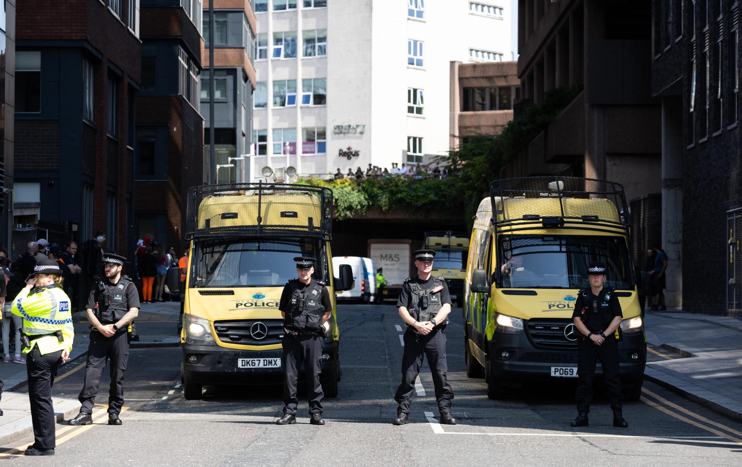 Dopo l’accoltellamento a Southport si allargano i disordini a Londra: cosa sta succedendo in Inghilterra