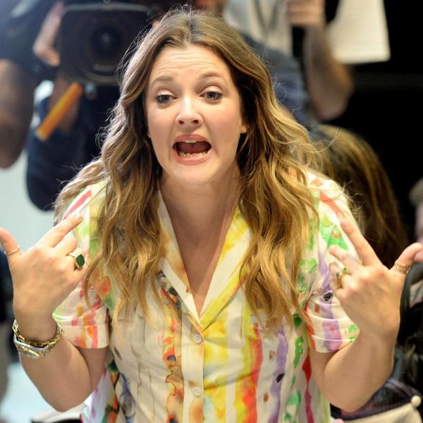 Drew Barrymore lancia la sua collezione di t-shirt sotto l’etichetta di moda del cantante Justin Bieber