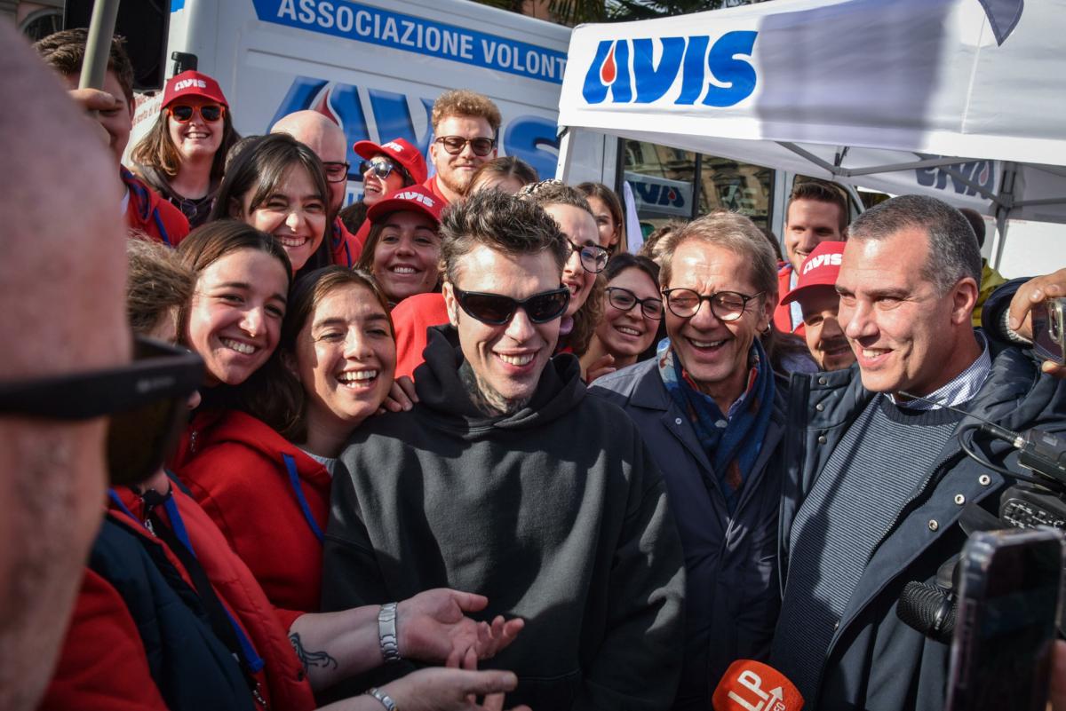 Evento Avis a Milano, Fedez va via all’arrivo di Romano La Russa: “…