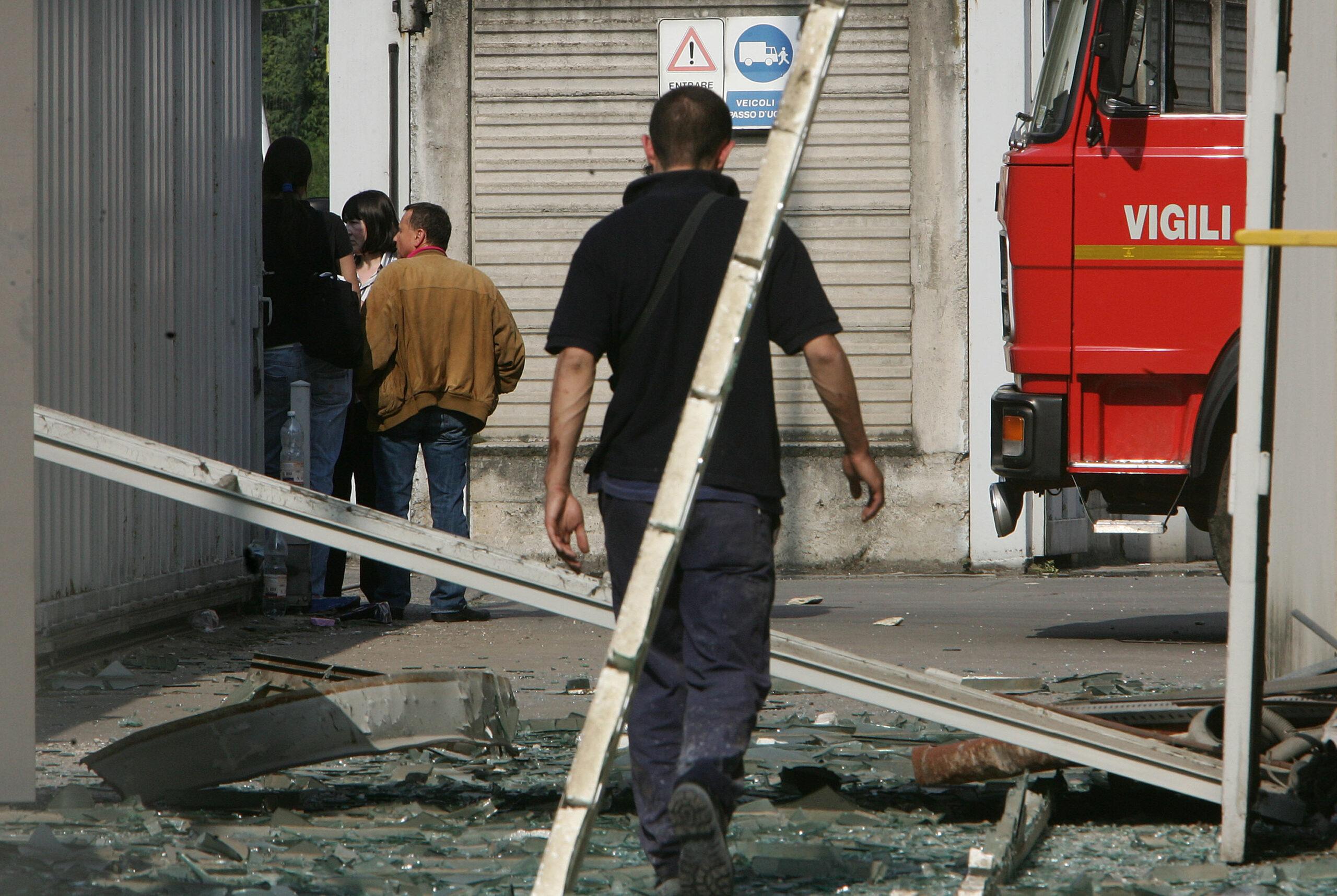 Lecco, incidente sul lavoro a Bellano: cade da escavatore, grave operaio