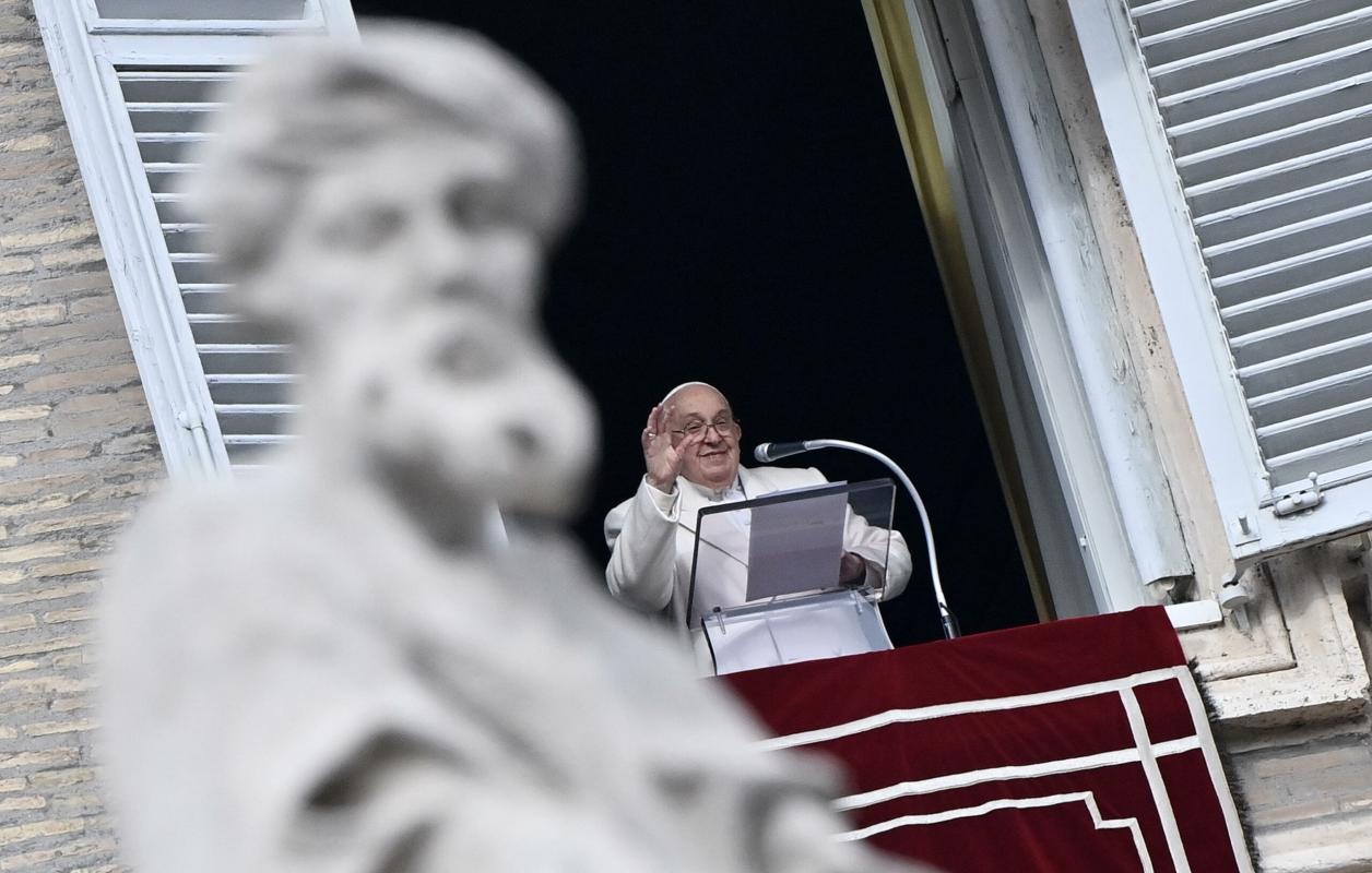 Angelus, papa Francesco invita alla sobrietà nell’uso dei social e invoca la pace nel Caucaso meridionale