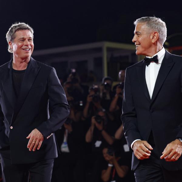 George Clooney e Brad Pitt sul red carpet: tutte le gag a Venezia 2024 | VIDEO