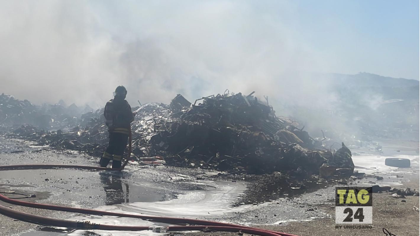 Incendio a Ciampino oggi gli esami dell’Arpa, i vigili del fuoco: “Ci vorranno giorni per spegnerlo” | VIDEO ESCLUSIVA