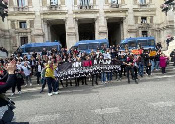 Manifestazione 8 marzo 2024, il corteo contro Beppe Grillo: “Difendi tuo figlio, colpevolizzi una vittima di violenza, non ti vogliamo nei teatri”| VIDEO