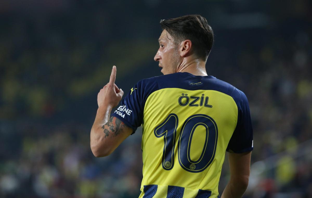 Ozil annuncia il ritiro, l’ex Arsenal e Fenerbahce si ritira dal calcio