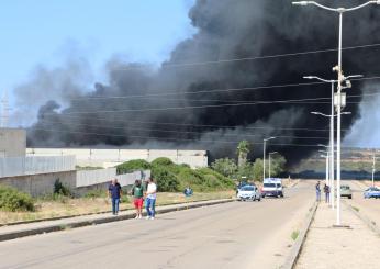 Sassari, incendio nella ditta di rifiuti: proseguono le operazioni di spegnimento e raffreddamento