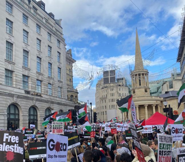 Londra, manifestazione a favore della Palestina: migliaia di persone sotto la sede della BBC