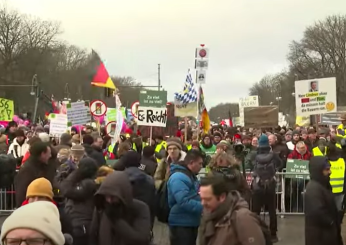 Germania, continuano le proteste degli agricoltori. Migliaia di trattori bloccano Berlino