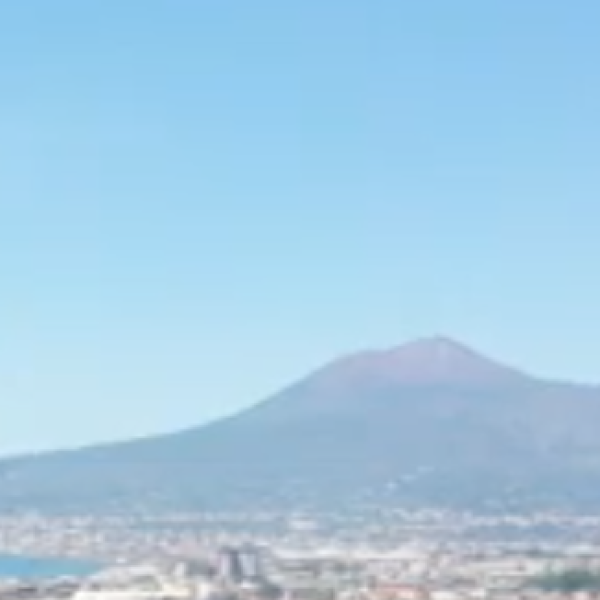 Napoli, incendio ai piedi del Vesuvio oggi: cosa sta succedendo sul vulcano | FOTO