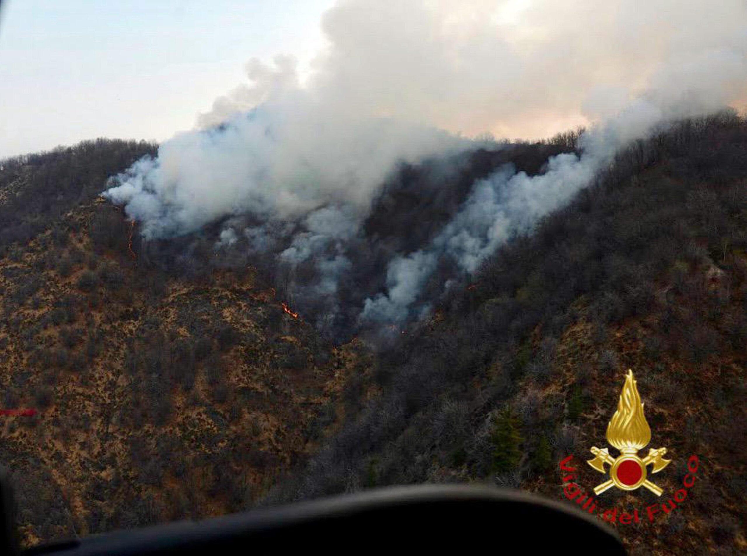 Incendio Varallo Sesia, squadre da terra, canadair ed elicottero