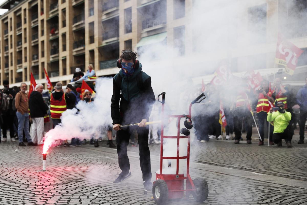 Nuove tensioni in Francia, manifestanti occupano aeroporto e stazio…