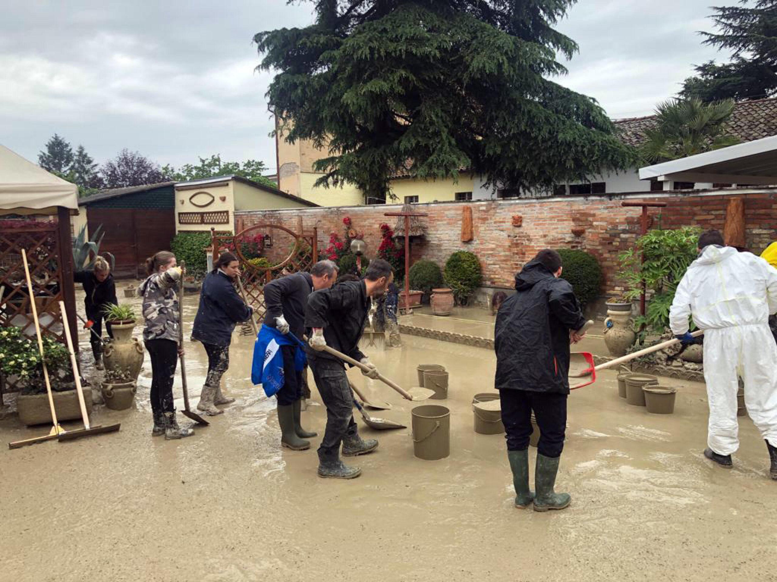 La premier Meloni nel ravennate: selfie e video con la popolazione colpita | VIDEO