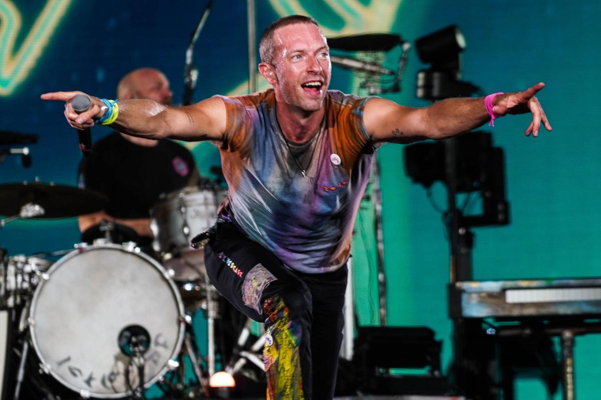 I Coldplay al concerto al San Siro omaggiano Milano: Chris ha canta…