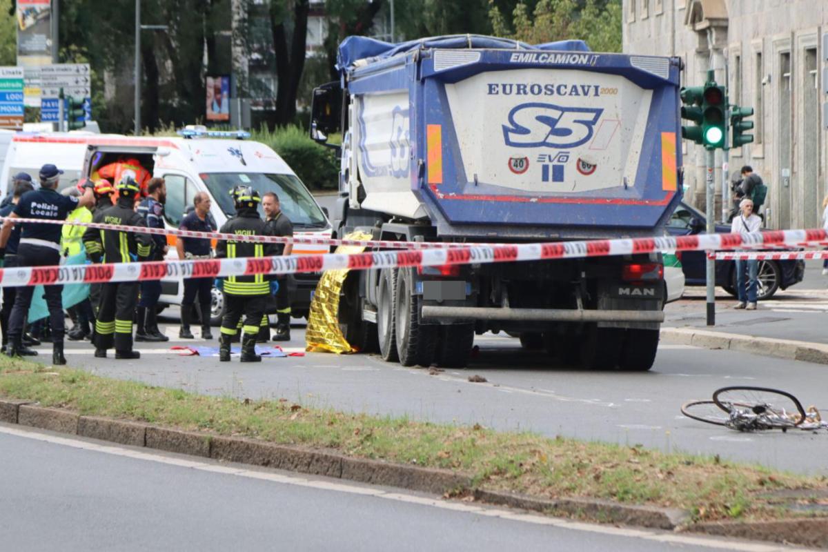 Milano, ciclista investita in viale Caldara da un camion: morta 28enne