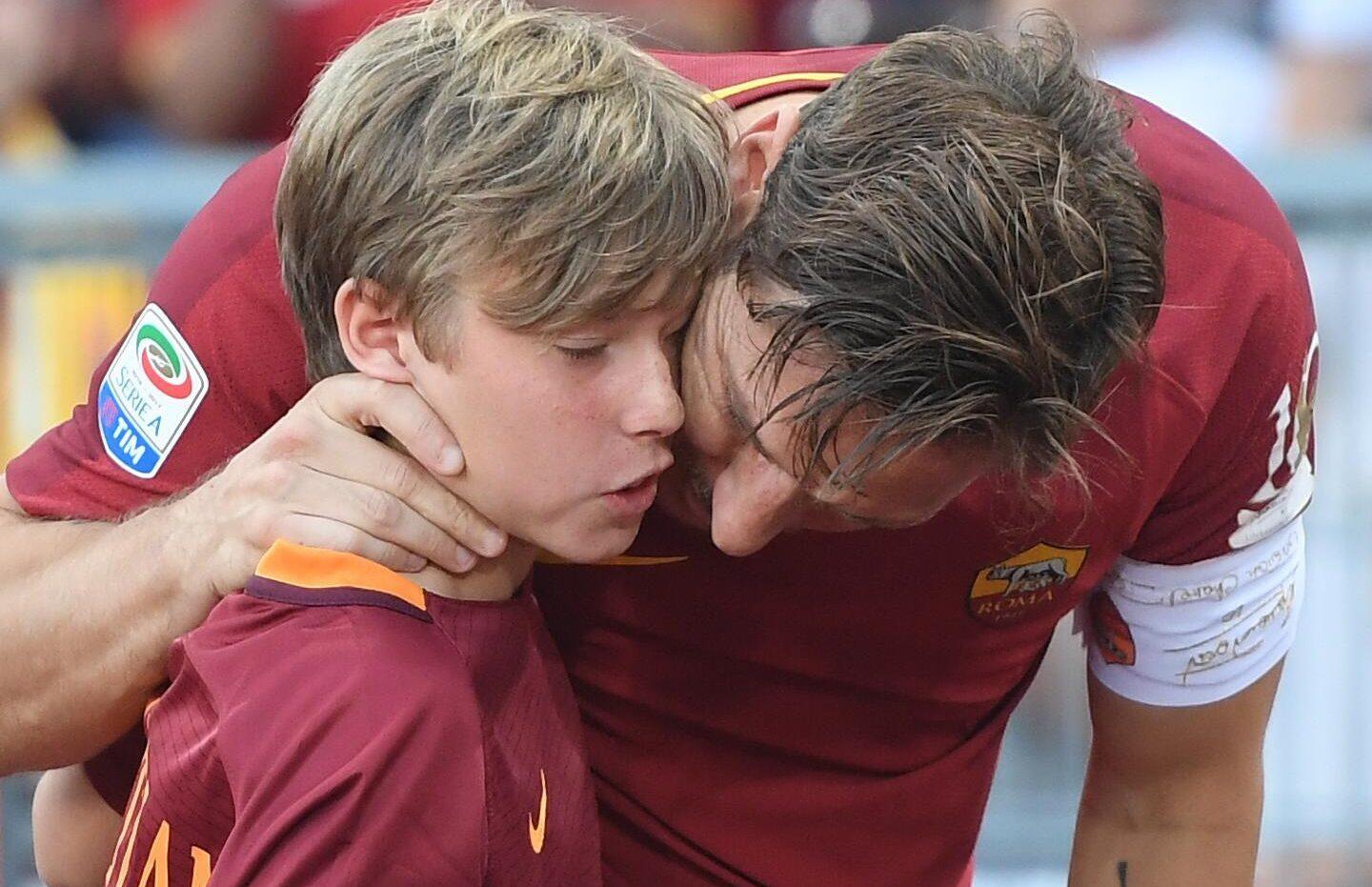 Cristian Totti compie 18 anni: la festa di compleanno con la madre Ilary e le sorelle