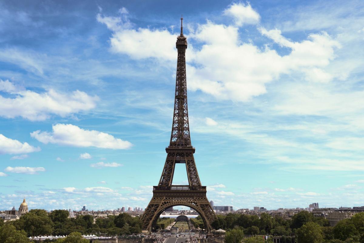 Tour Eiffel, registrati 6,3 milioni di visitatori nel 2023: superata la quota pre Covid