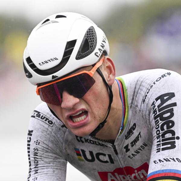 Parigi-Roubaix 2024, la persona che ha lanciato il cappello a Van der Poel si costituirà