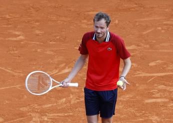 ATP Montecarlo 2024, Medvedev impazzisce e si scaglia contro l’arbitro | VIDEO