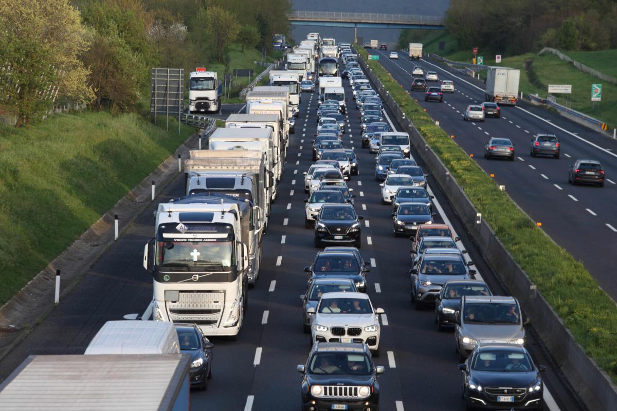 Firenze, incidente tra Chiusi e Valdichiana: tir si ribalta, coinvolte tre auto e chiuso il tratto stradale