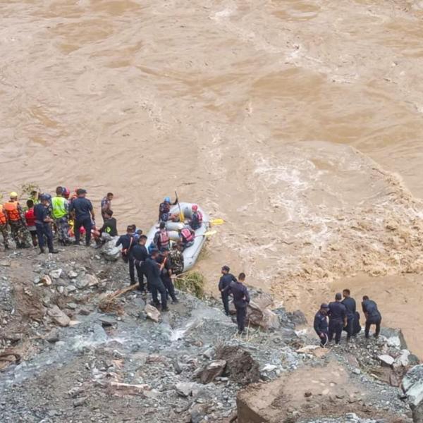 Maltempo in Cina e in Nepal, decine di morti e dispersi: frane travolgono due bus vicino al fiume Trishuli | VIDEO E FOTO