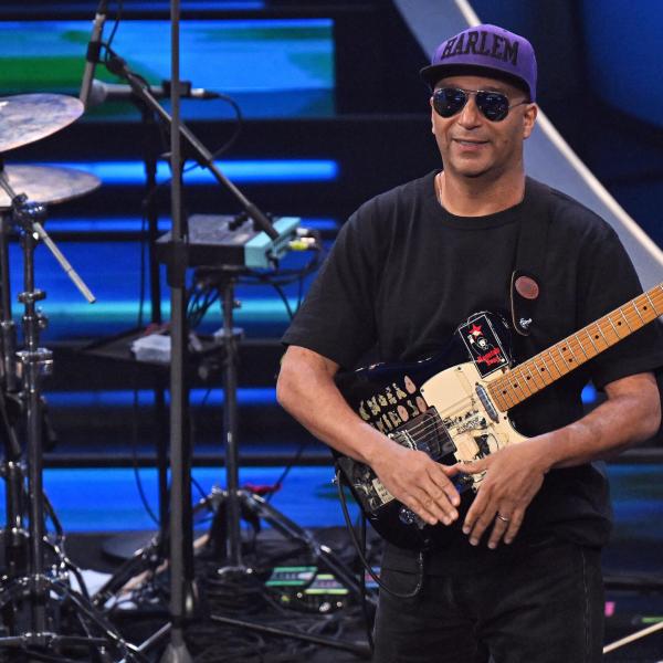 Tom Morello leggendario chitarrista diventa cittadino onorario di Pratiglione, dov’è il minuscolo paese | VIDEO