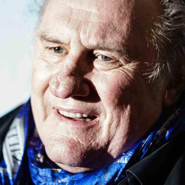 Gerard Depardieu difeso da Macron che parla di “caccia all’uomo”: sembra una fake new e invece è tutto vero