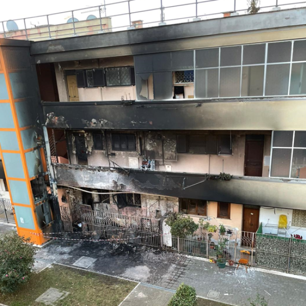 Roma, incendio a Primavalle: rogo nelle case popolari di via Federico Borromeo. Ipotesi faida famigliare | FOTO e VIDEO