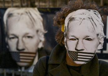 Julian Assange è libero: ha patteggiato con gli Stati Uniti, tornerà in Australia | VIDEO