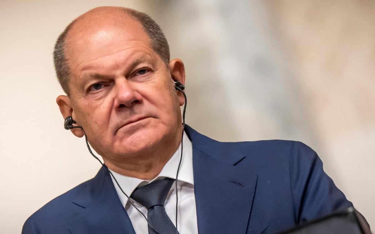 Migranti in Germania, Scholz: “Effettuare più espulsioni e più rapi…