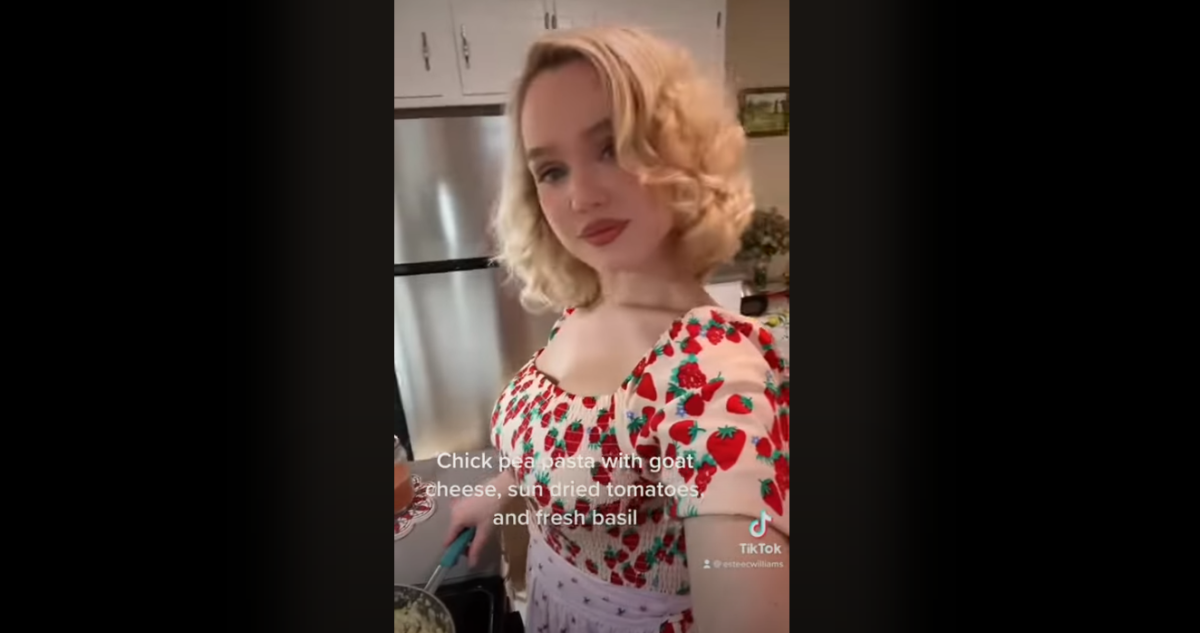 “Trad wife”, cos’è il trend delle casalinghe perfette che spopola su TikTok? Quando l’angelo del focolare degli anni ’50 fa paura | VIDEO