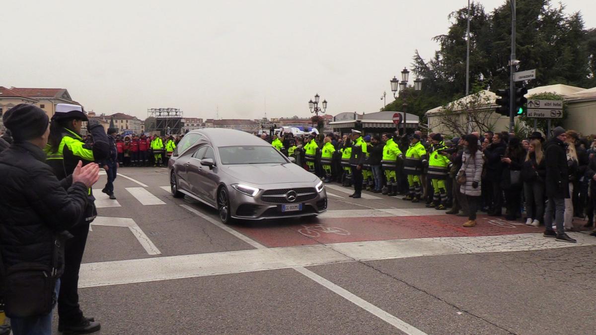 Funerali Giulia Cecchettin, l’uscita del feretro dalla basilica di …