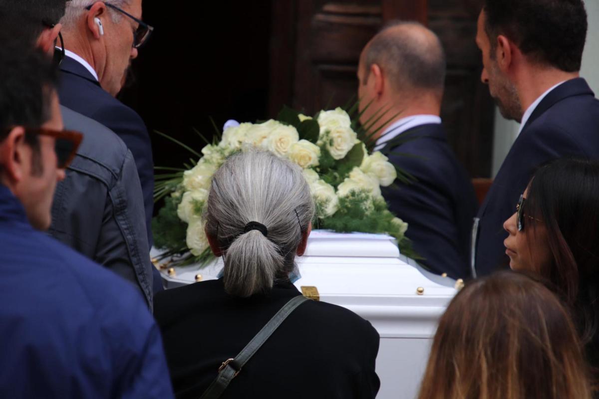 Funerale Mattia Luconi, l’addio straziante al bambino di 8 anni, vi…