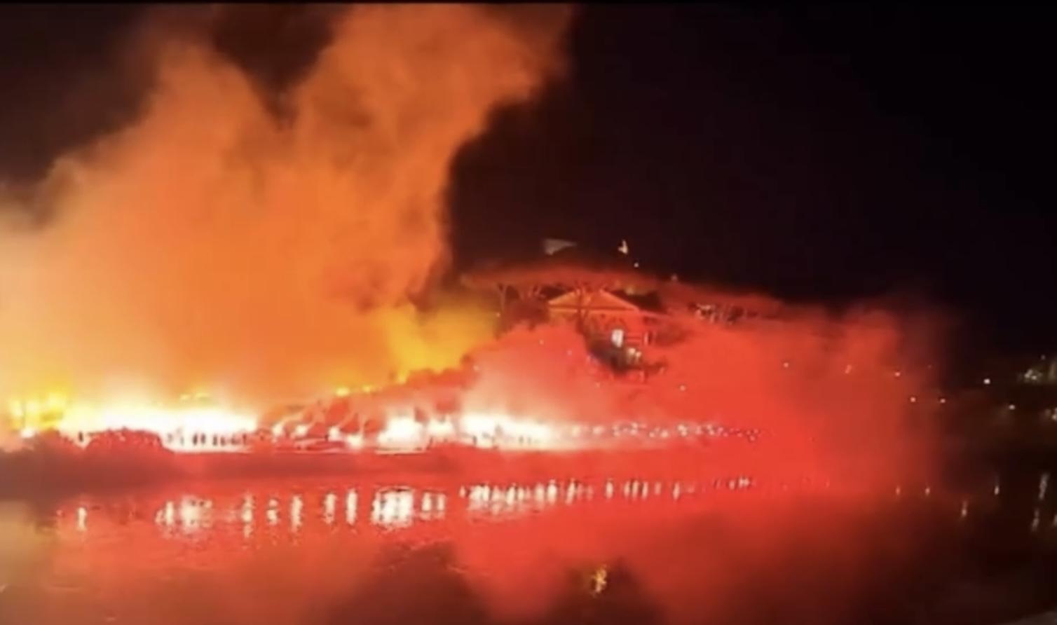 As Roma compie 96 anni, la festa dei tifosi con la spettacolare coreografia di colori all’Isola Tiberina | Video