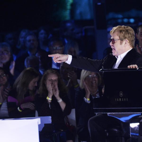 Elton John alla Casa Bianca: il cantante premiato da Biden