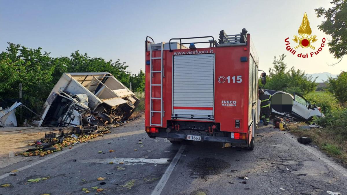 Bari, incidente ad Altamura: scontro tra furgone e tir, muore operaio