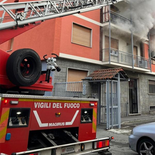 Torino, incendio in via Pietro Cossa: in fiamme un appartamento, proprietaria accusa un malore