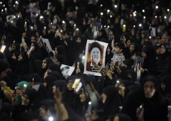 Funerali Raisi, migliaia di persone si riuniscono a Teheran per l’addio al presidente iraniano