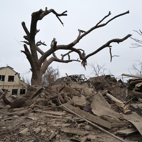 Guerra in Ucraina, filorussi accusano: “Almeno 23 morti dopo attacchi ucraini nel Donbass”. Macron critica “lo spirito disfattista” di chi vuole la pace