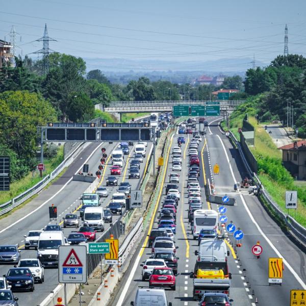 Maxi incidente stradale sulla A23 al confine con l’Austria: quanti sono i feriti? Code per 8 chilometri e turisti nel caos