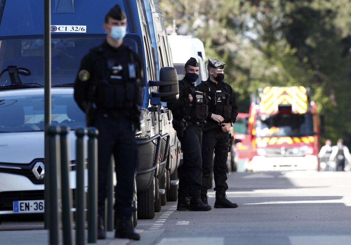 Orange, Francia: uomo contro i gendarmi con spranga e coltello al g…