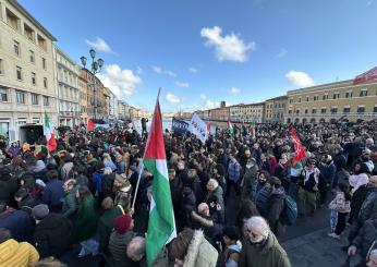 Pisa, corteo pro Palestina attraversa il centro storico: studenti di nuovo in piazza dopo le manganellate | FOTO E VIDEO