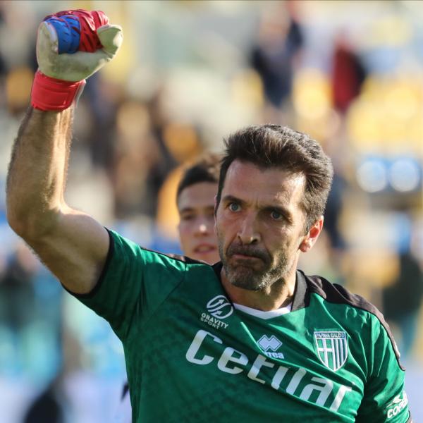 Buffon rinnova con il Parma: giocherà fino a 46 anni