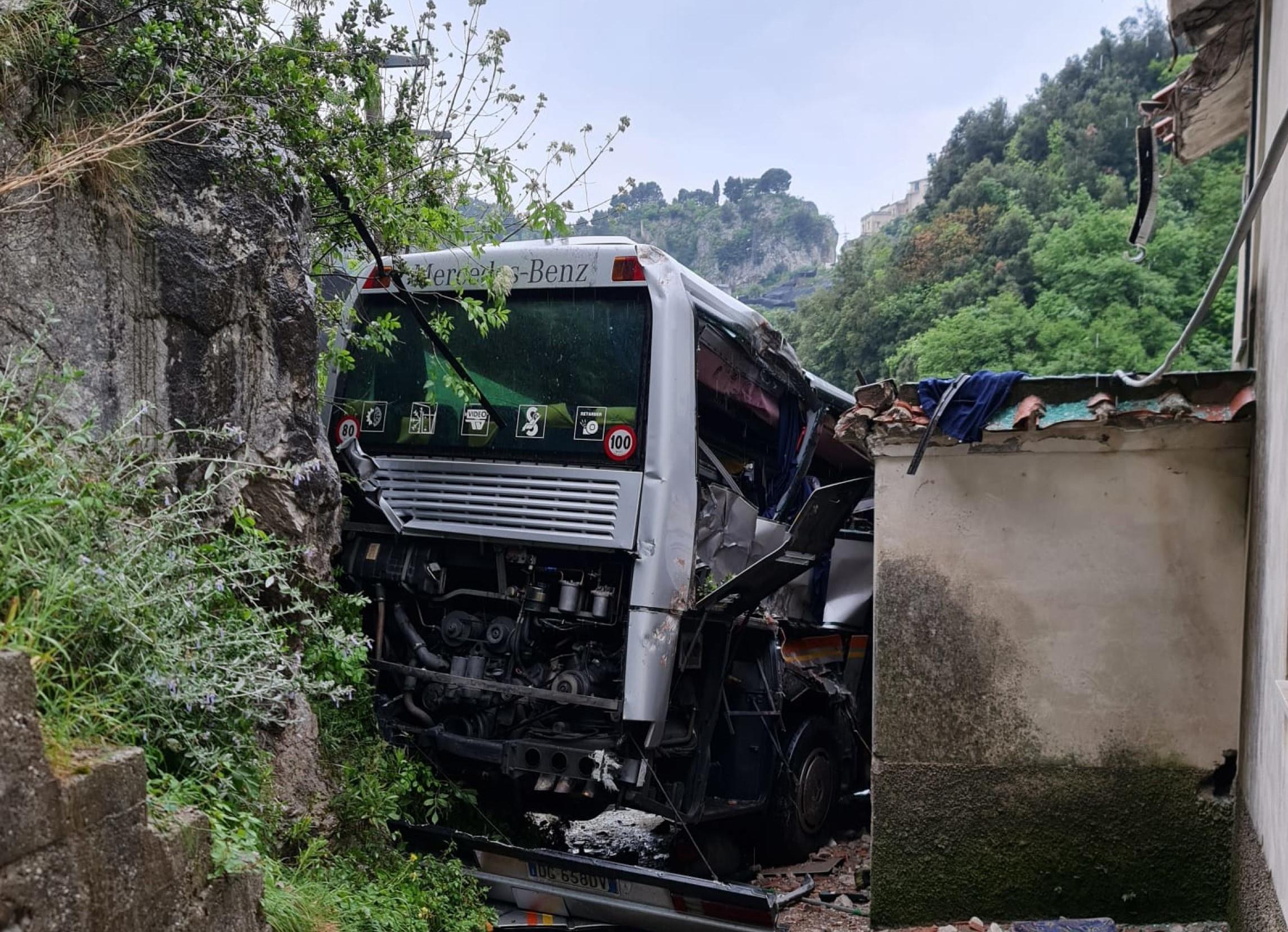 Salerno, bus turistico precipita nel vuoto a Ravello: morto l’autista, figlio del titolare della società di trasporto