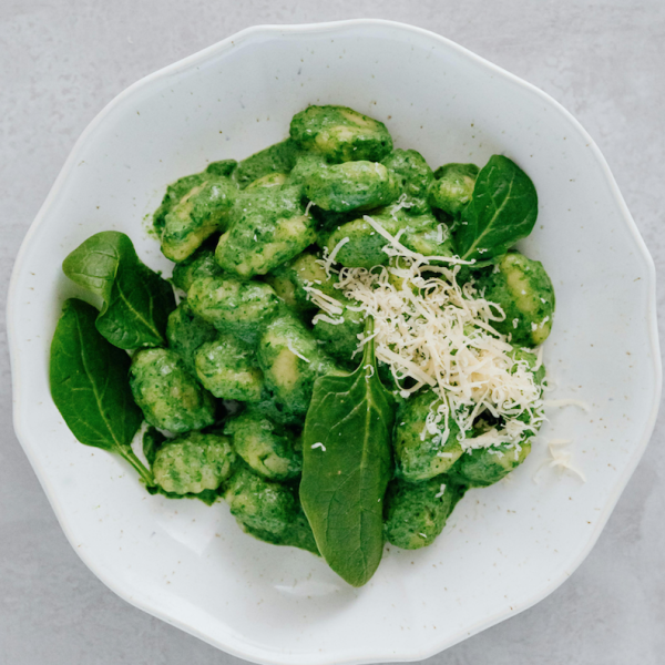 Gnocchi al pesto di spinaci: il primo veloce e gustoso