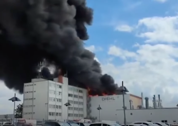 Germania, incendio in una fabbrica di metalli a Berlino: rischio fumo tossico sulla capitale tedesca | VIDEO