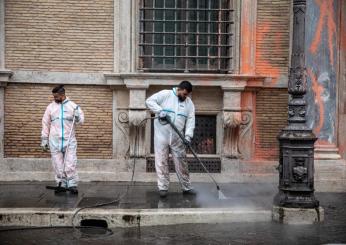 Parigi, azione di protesta degli attivisti per il clima contro la s…