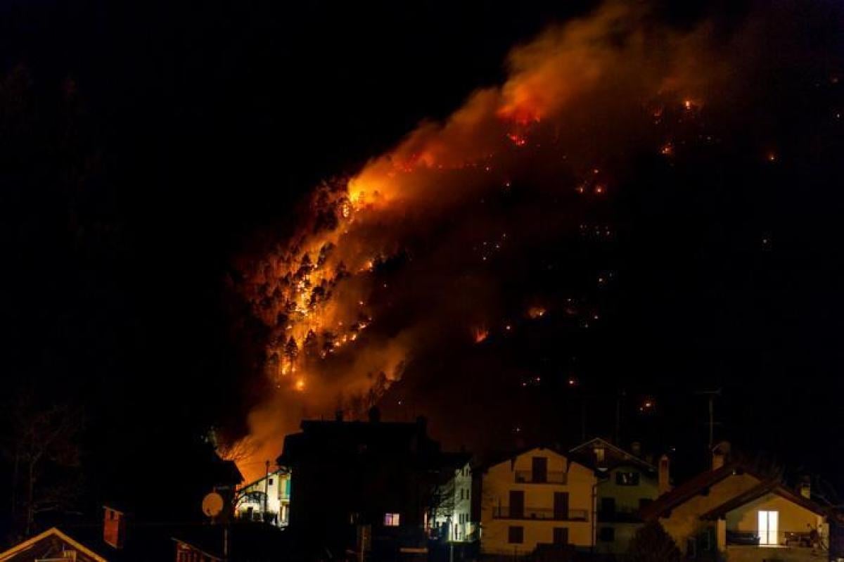 Domodossola, vasto incendio nei boschi del Monte Ossolano: rogo anc…