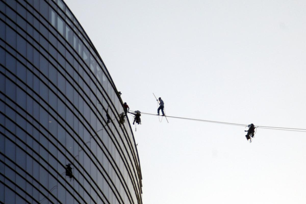 Hong Kong, l’acrobata Remi Lucidi è morto precipitando da un gratta…