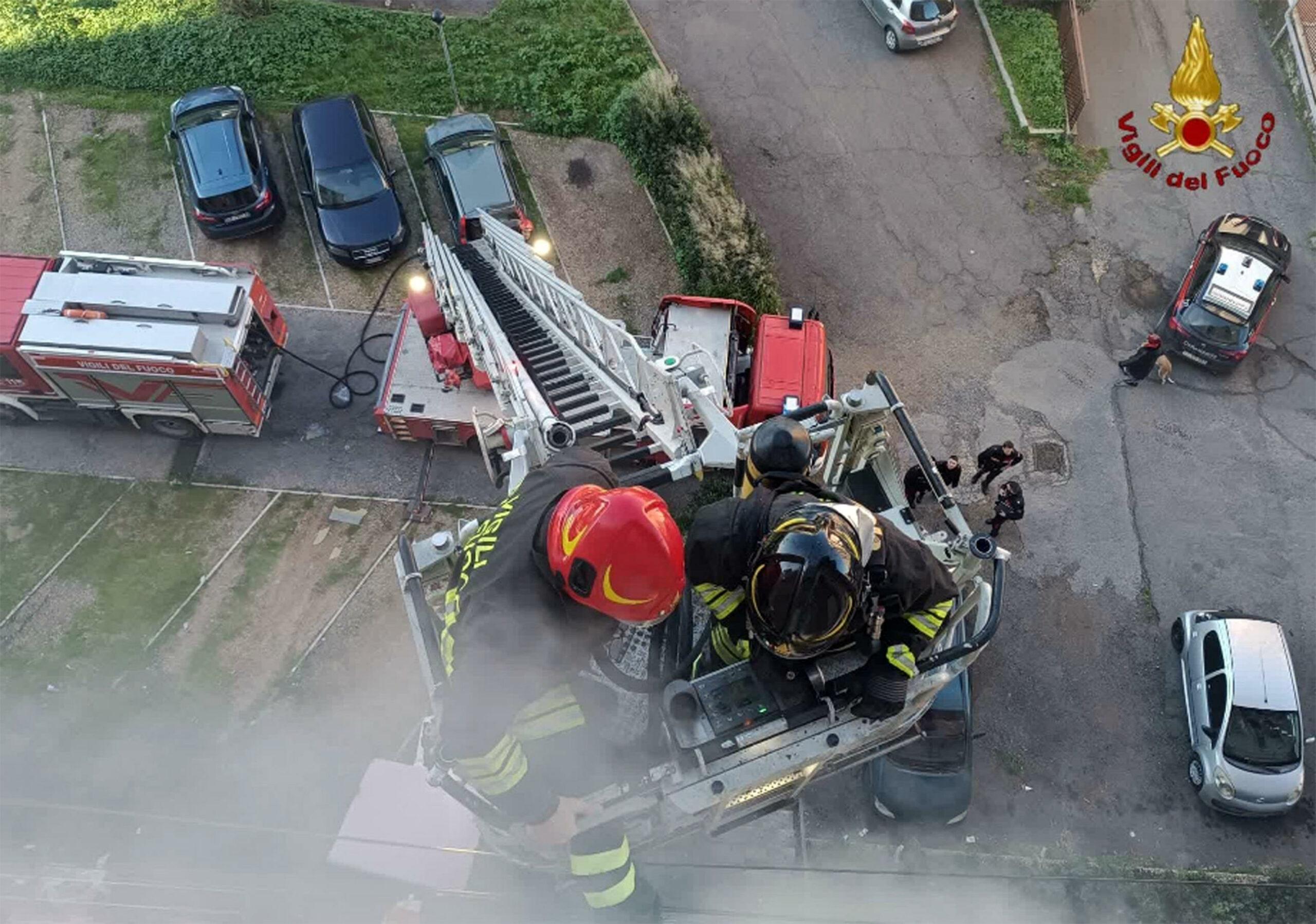 Roma, incendio in via Sciacca: in fiamme due appartamenti, salvata una ragazza